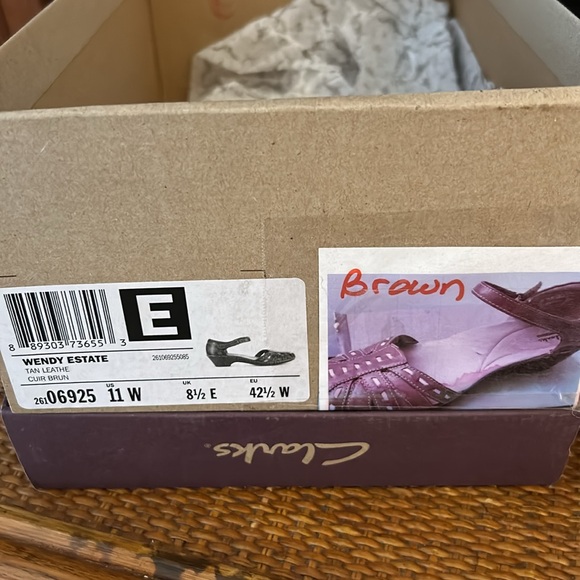 Clarks Wendy soft cushion tan/brown closed toe sandals, kitten heel size 11w - Picture 6 of 6